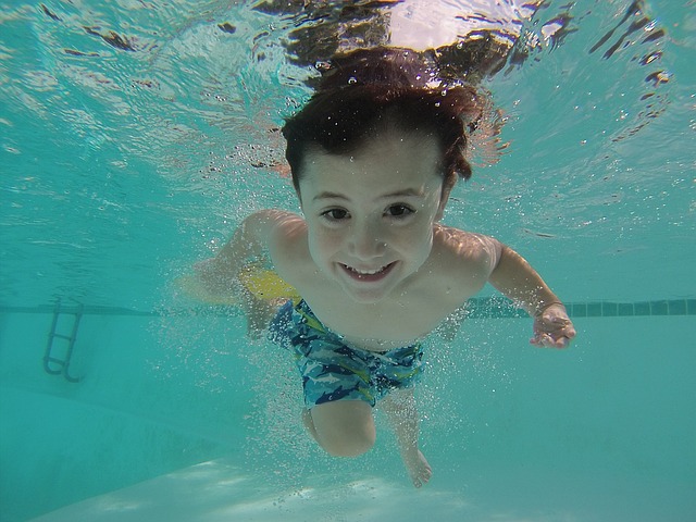 Pływanie odpręża i wspomaga organizm – lekcje pływania niemowląt Poznań. Nauka pływania dla dzieci