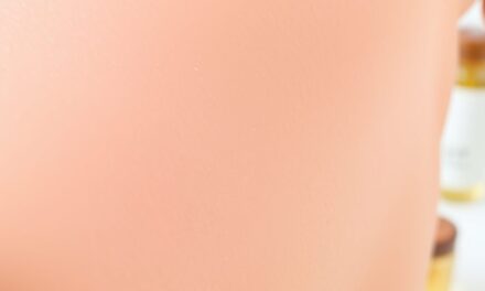 Kwas salicylowy na zaskórniki: jak działa, kiedy warto stosować i jak uniknąć podrażnień