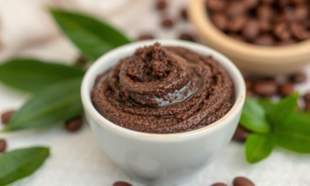 Peeling kawowy na twarz: jak bezpiecznie złuszczać i odżywiać delikatną skórę w domu